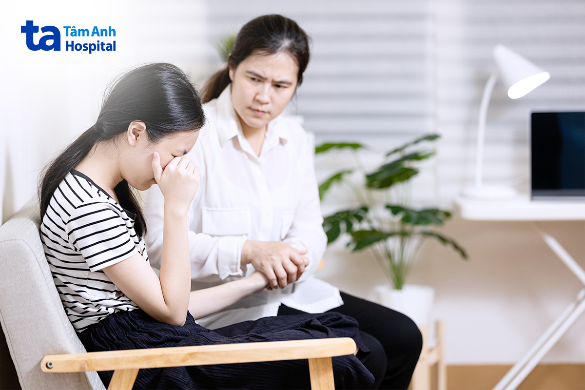 Trẻ tuổi dậy thì lo lắng và được mẹ quan tâm