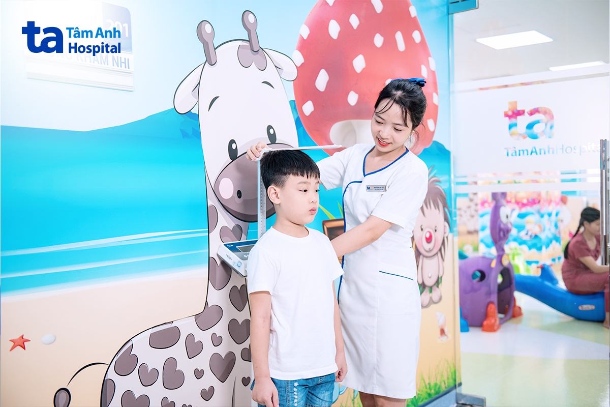 trẻ được đo chiều cao trong quá trình khám