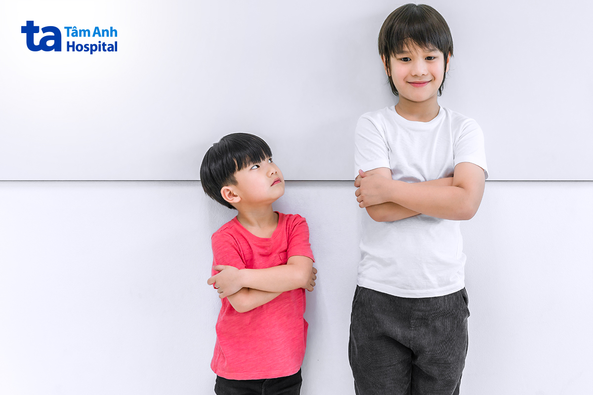 Hai bé trai ở các độ tuổi và chiều cao khác nhau