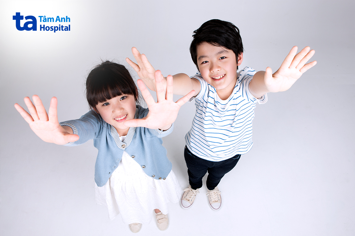Trẻ nam và nữ phát triển thể chất trong tuổi dậy thì