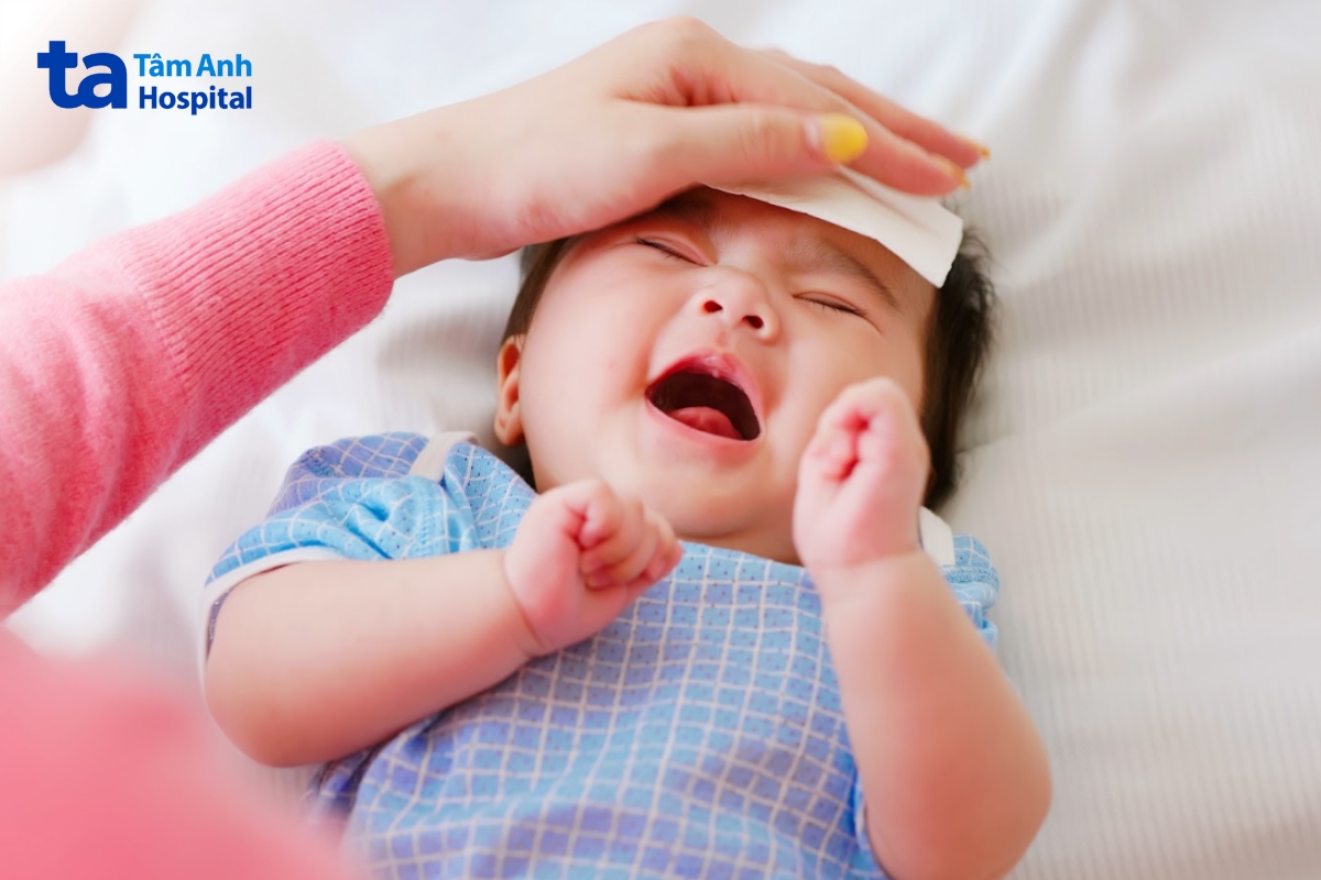 trẻ sốt cao kèm triệu chứng bất thường