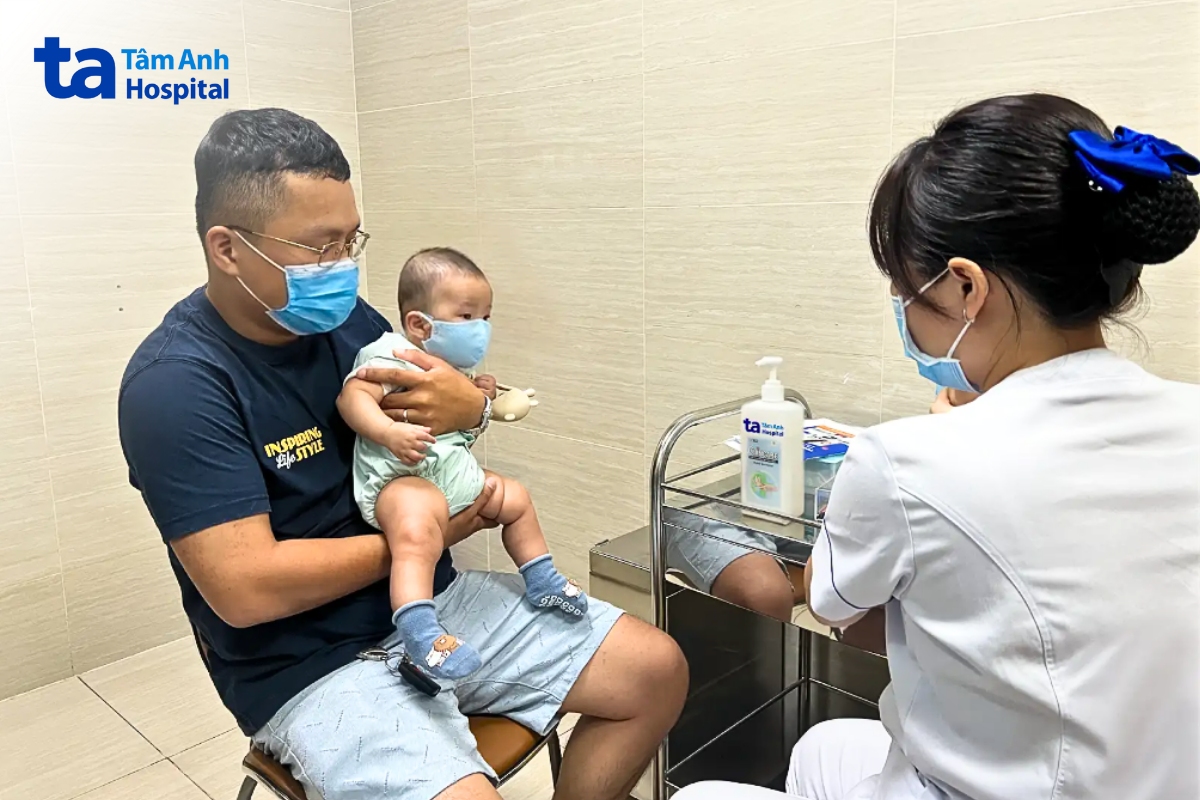 trẻ sốt sau tiêm vắc xin