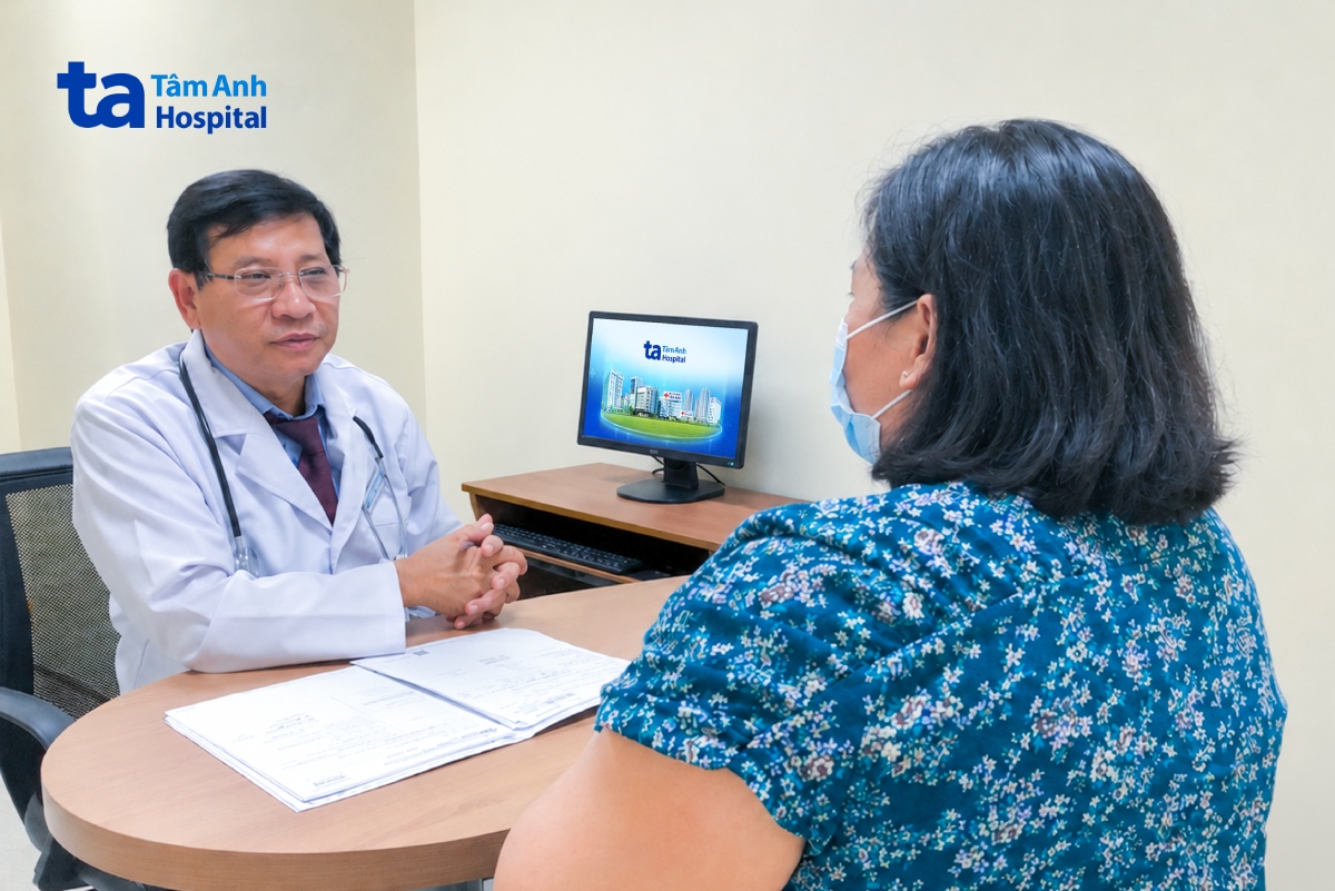 TS.BS Lâm Văn Hoàng tư vấn giảm cân cho chị Tâm. Ảnh: Bệnh viện Đa khoa Tâm Anh