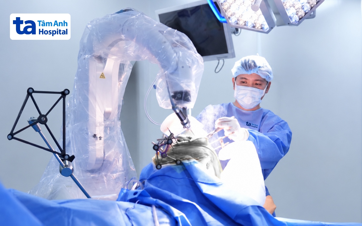 Bác sĩ Khoa thay khớp gối cho bà Sreing với sự hỗ trợ của robot CUVIS-Joint. 