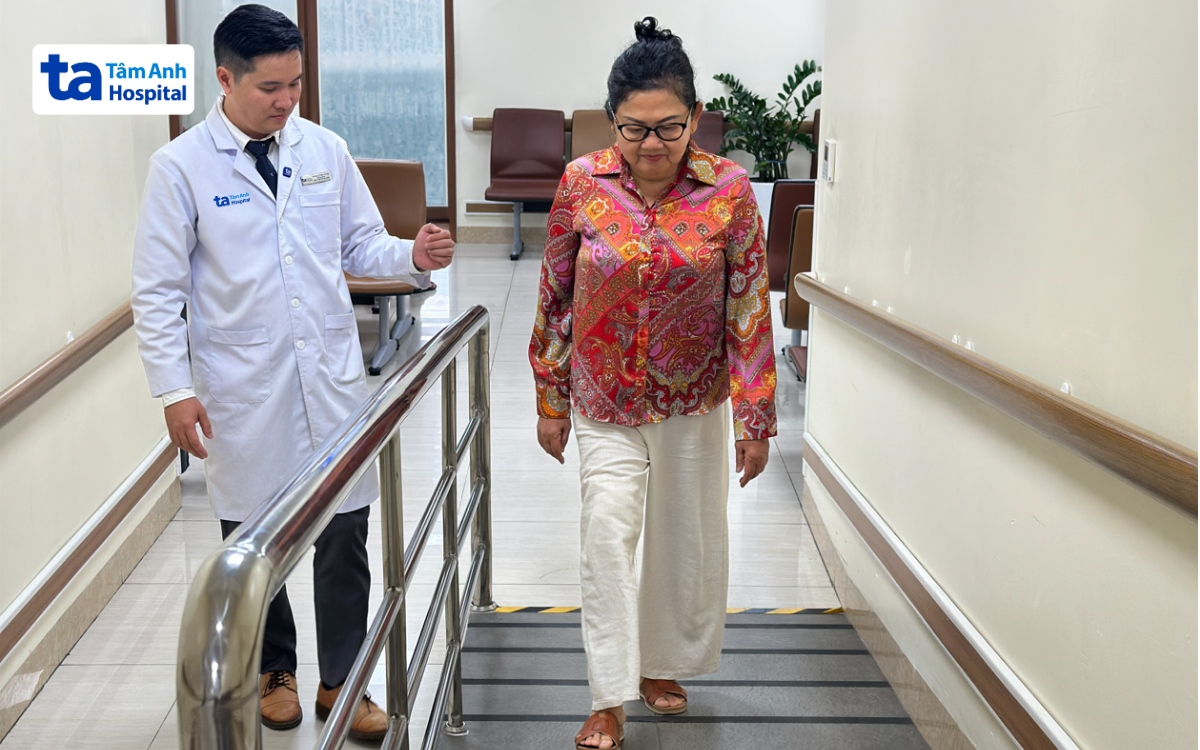 Bác sĩ Khoa đánh giá tình trạng phục hồi của bà Sreing sau 2 tuần.