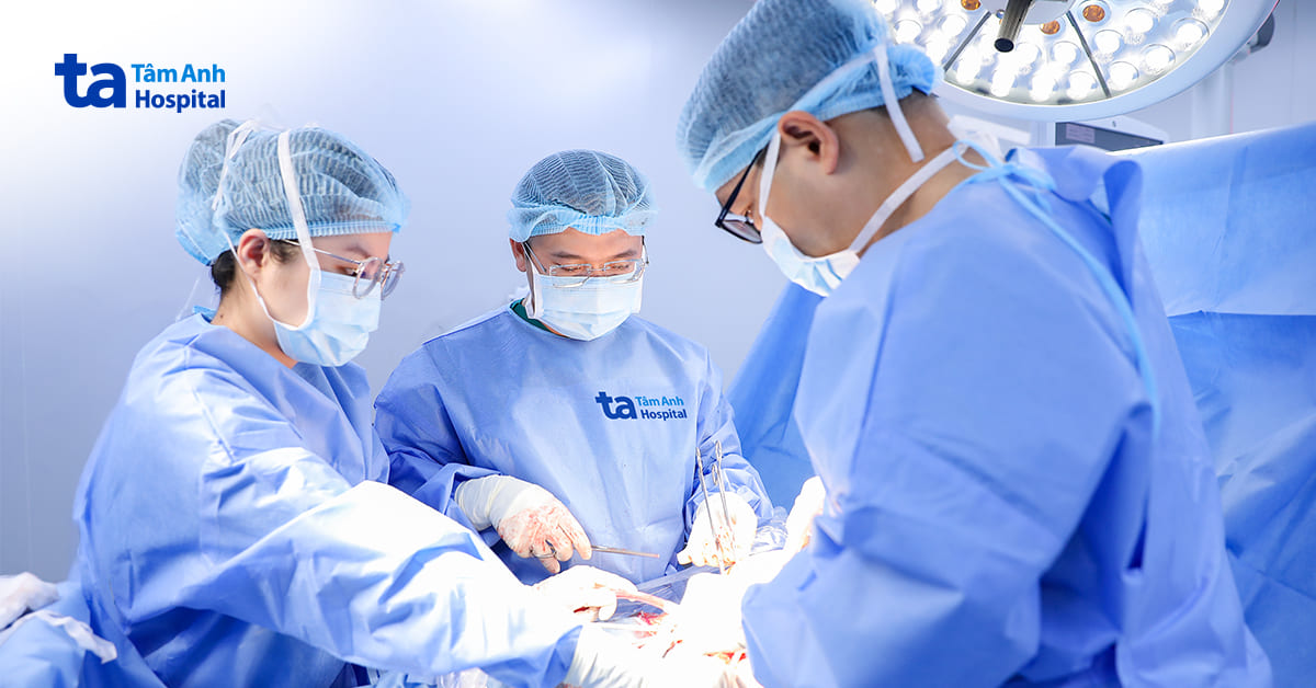 Tử cung biến dạng như ốc sên do u xơ khổng lồ