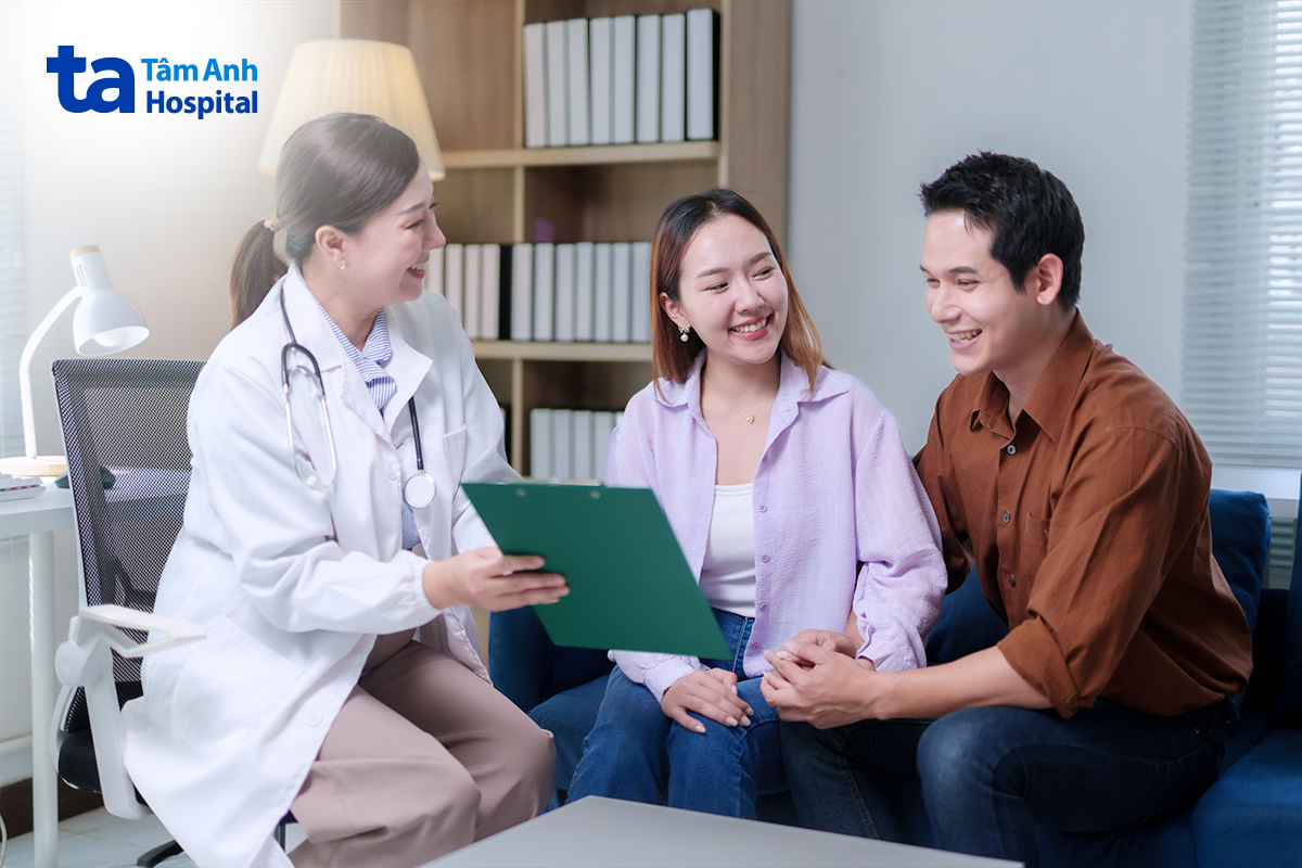 Bác sĩ tư vấn kết quả khám tiền hôn nhân cho cặp đôi