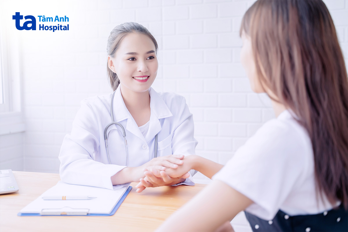Bác sĩ tư vấn sức khỏe sinh sản trước hôn nhân