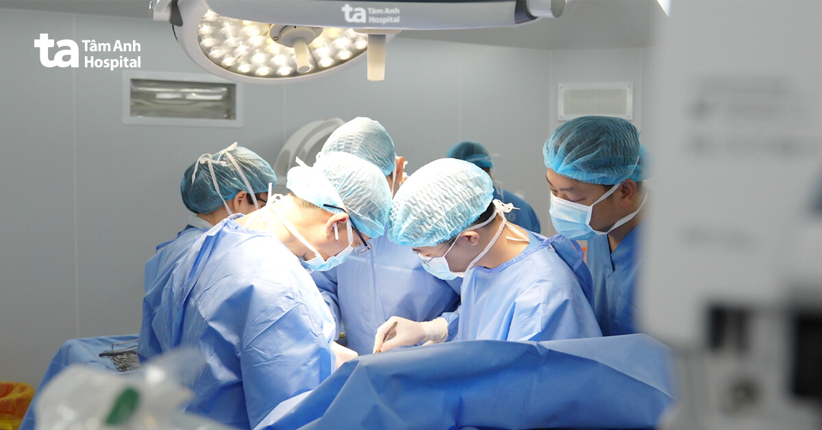Tưởng sưng viêm, hóa ống phúc tinh mạc ở bé trai 3 tuổi