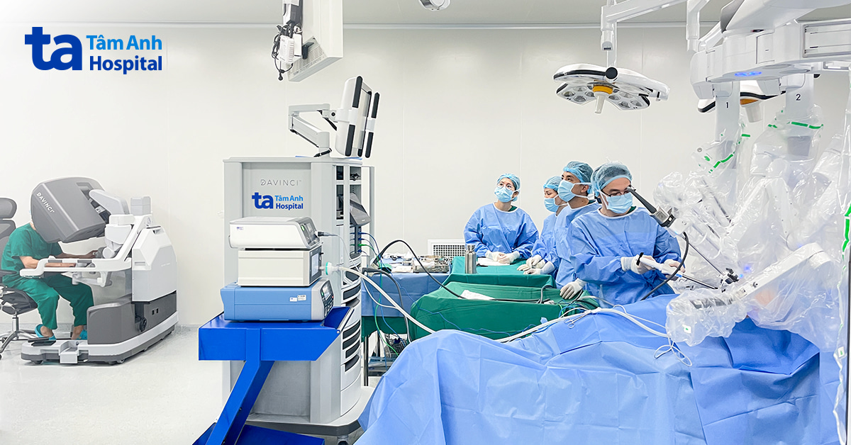 U lớn từ ngực xâm lấn lên mạch máu vùng cổ