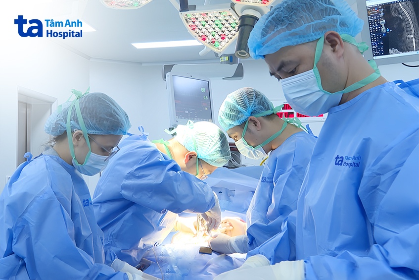Bác sĩ Hà (thứ ba) cùng êkíp phẫu thuật cho ông Duy.