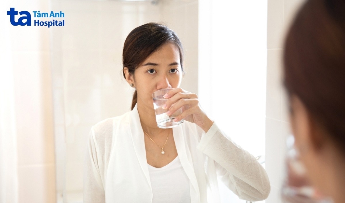 súc họng nước ấm giảm đau họng