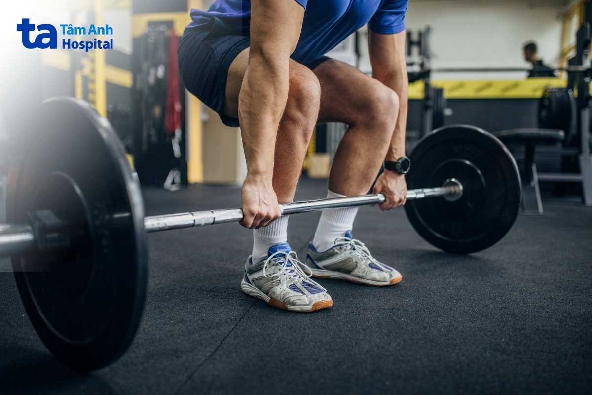 vận động cường độ cao nhưng không bổ sung năng lượng trước hoặc sau tập