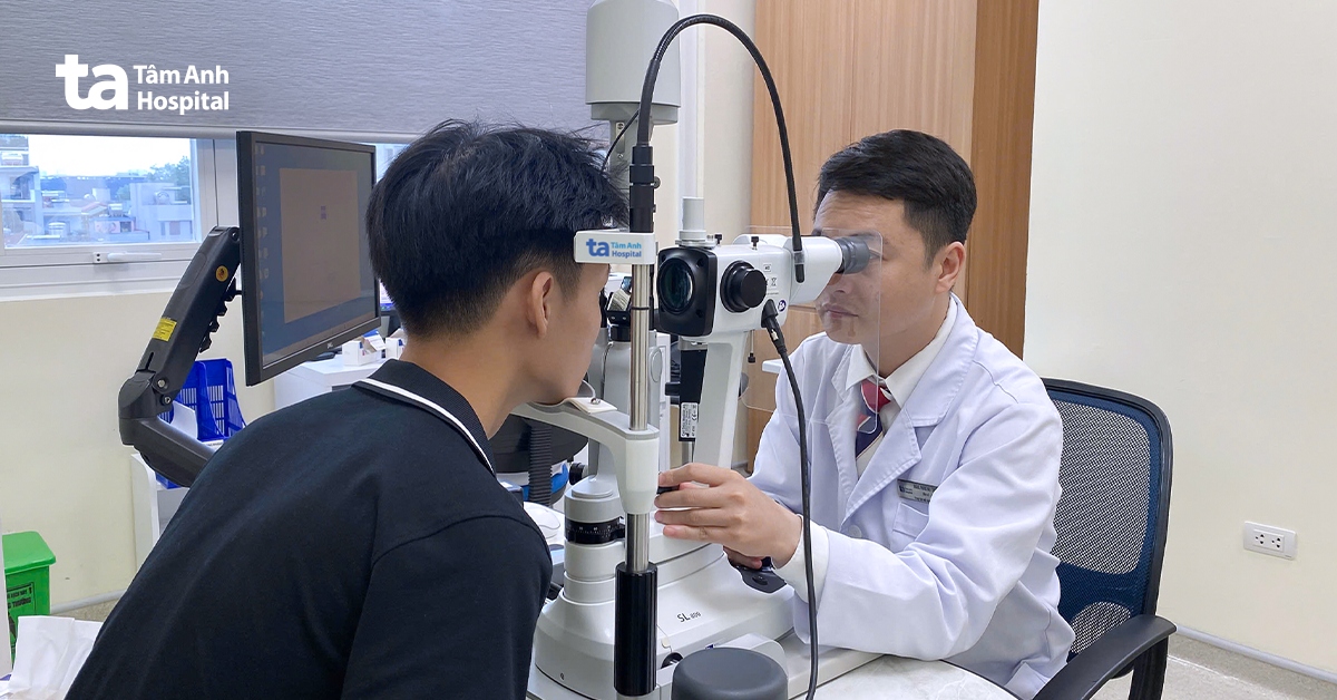 Viêm giác mạc nghi do nước hồ bơi