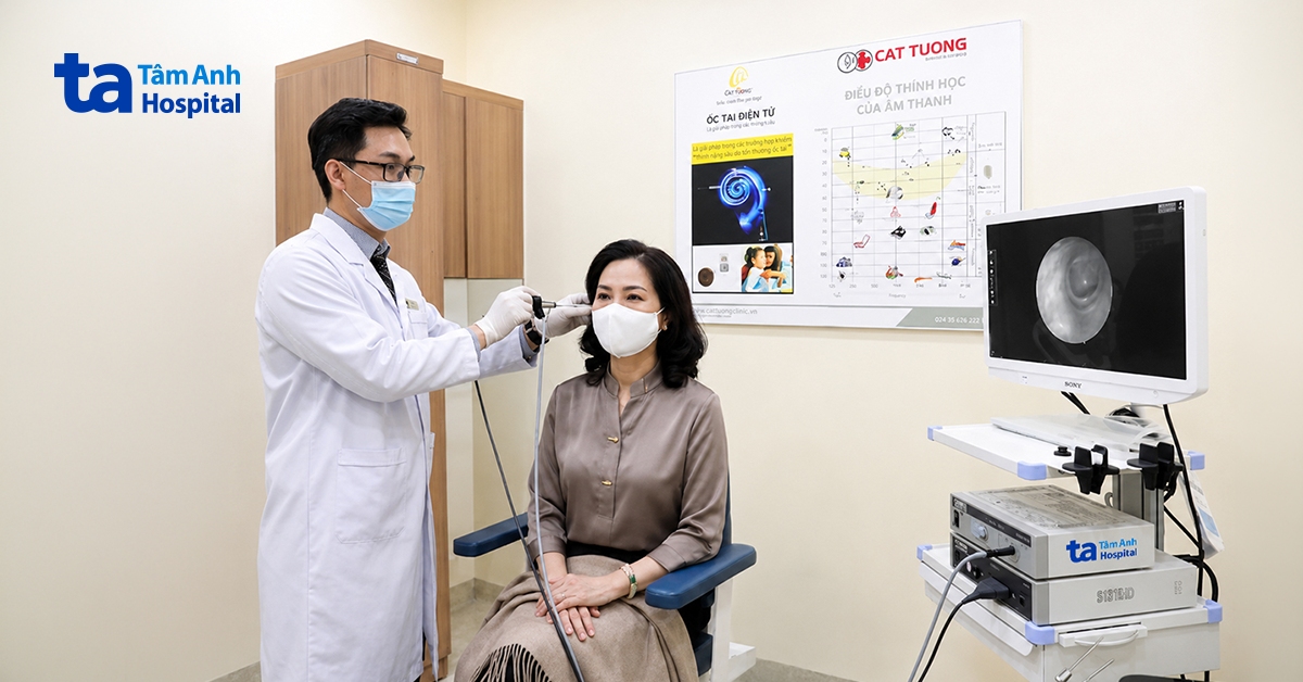 Virus zona tai tấn công người phụ nữ suýt liệt mặt