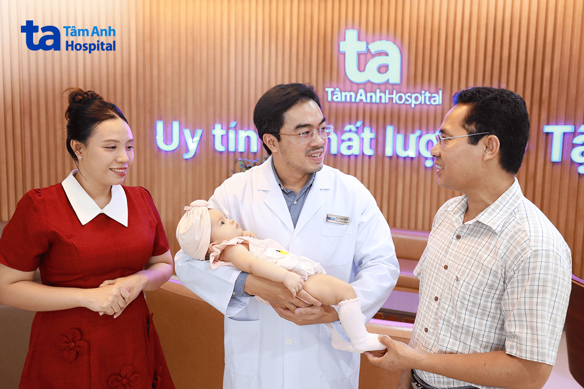vợ chồng chị phương anh và bác sĩ bên bé ti na