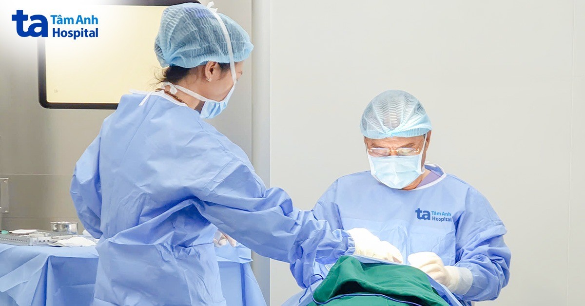 10 năm lật bờ mi do liệt dây thần kinh số 7