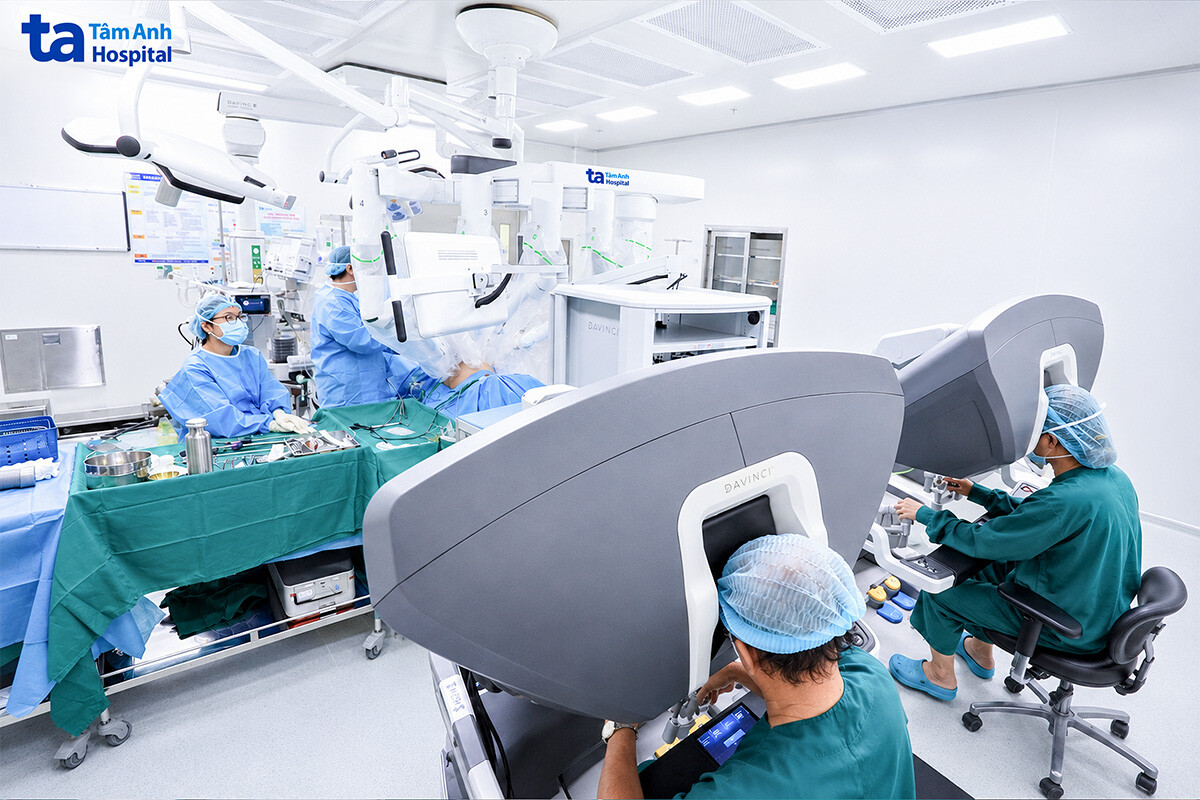 2 bác sĩ cùng điều khiển robot
