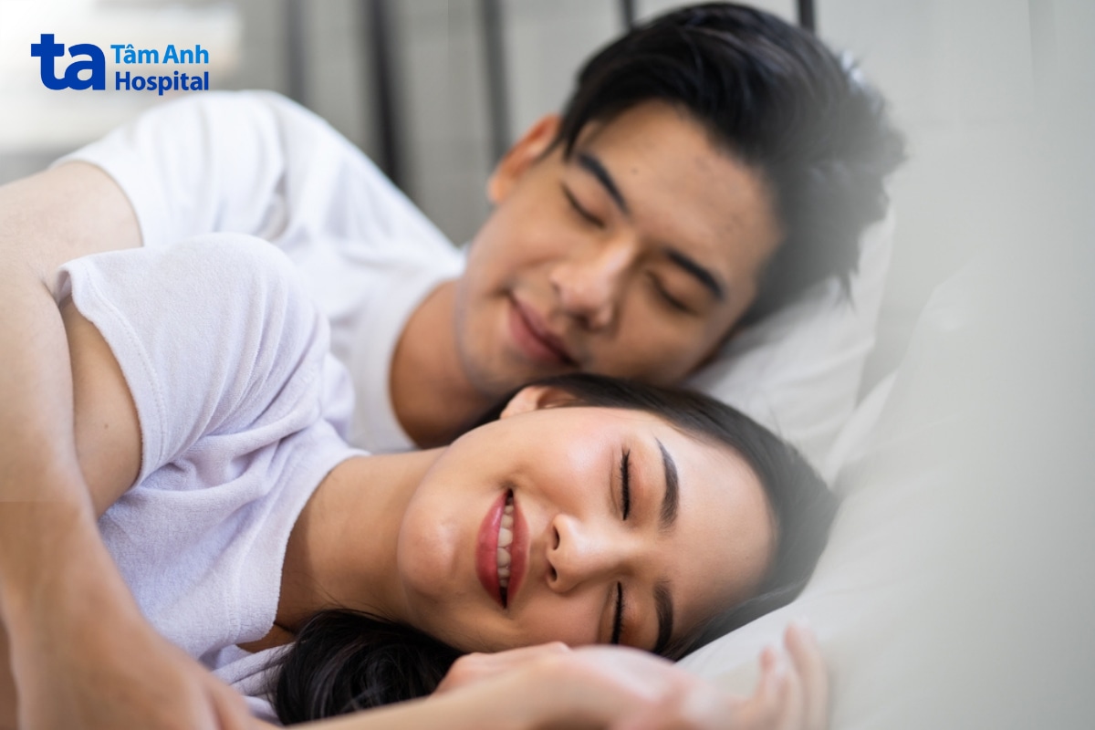 Cặp đôi nằm bên nhau, HPV type 59 lây qua đường tình dục