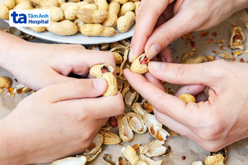Người bệnh tiểu đường nên ưu tiên ăn đậu phộng luộc nguyên vỏ để bổ sung chất xơ