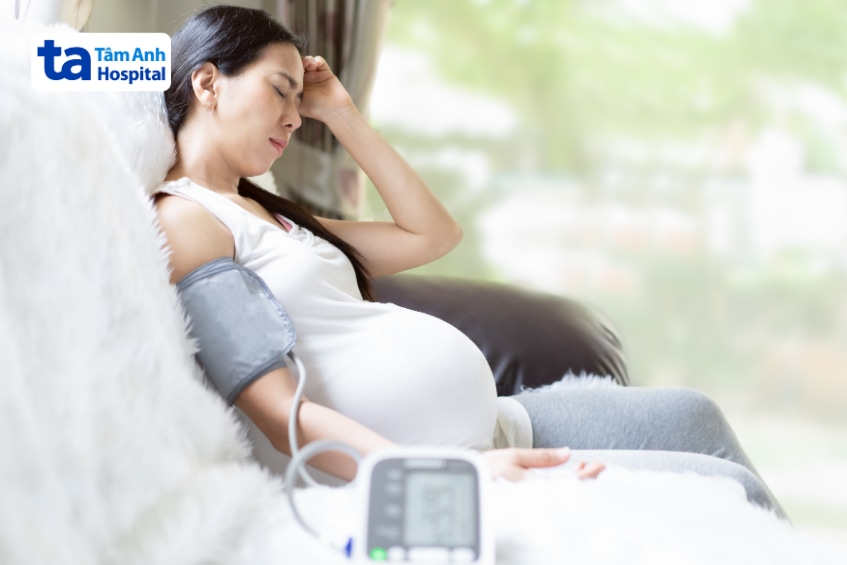 Bà bầu tăng huyết áp thai kỳ nên tham khảo bác sĩ về chế độ ăn phù hợp.