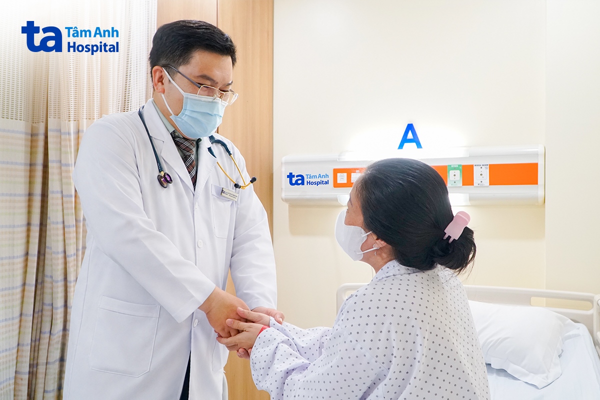 Bà Diễm cảm ơn bác sĩ Phúc sau ca can thiệp lần thứ ba thành công