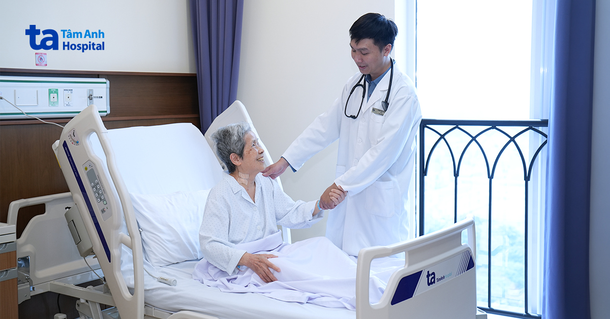 Can thiệp thay van động mạch chủ thành công cho cụ bà lớn tuổi