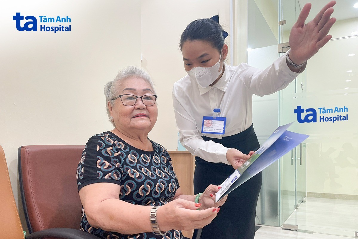 bà tươi tái khám sau điều trị