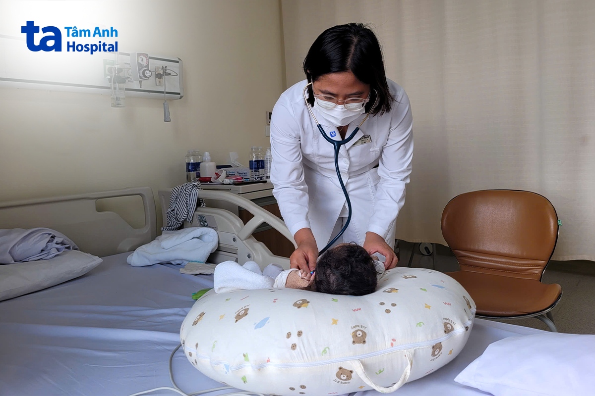 bác sĩ chuyên khoa Nhi đang thăm khám cho bé