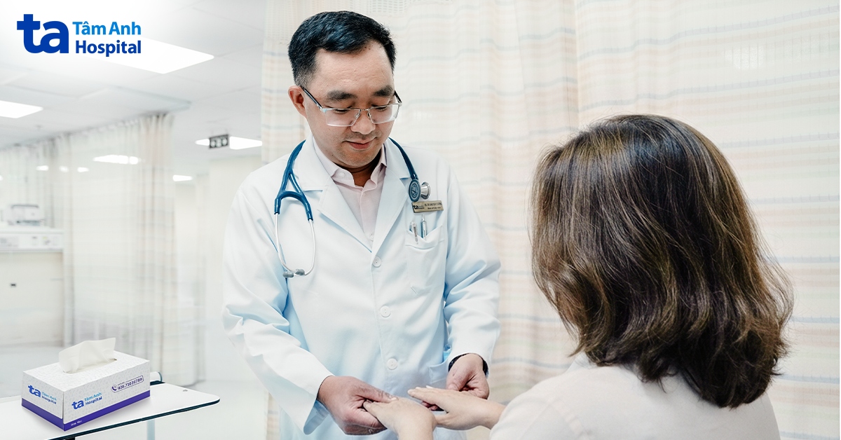 bác sĩ cki đào đức cường, khoa cấp cứu thăm khám cho người bệnh