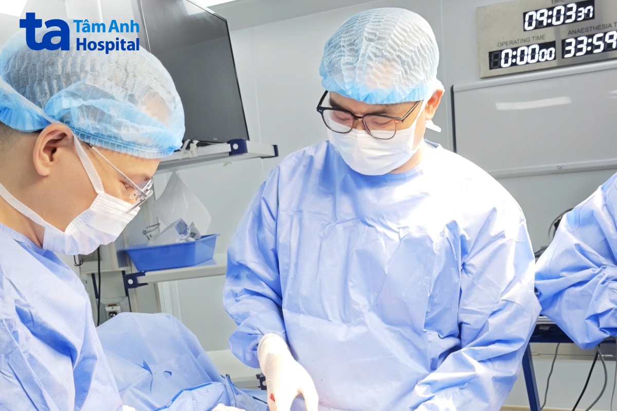 bác sĩ công đang thực hiện phẫu thuật gỡ xoắn cho người bệnh