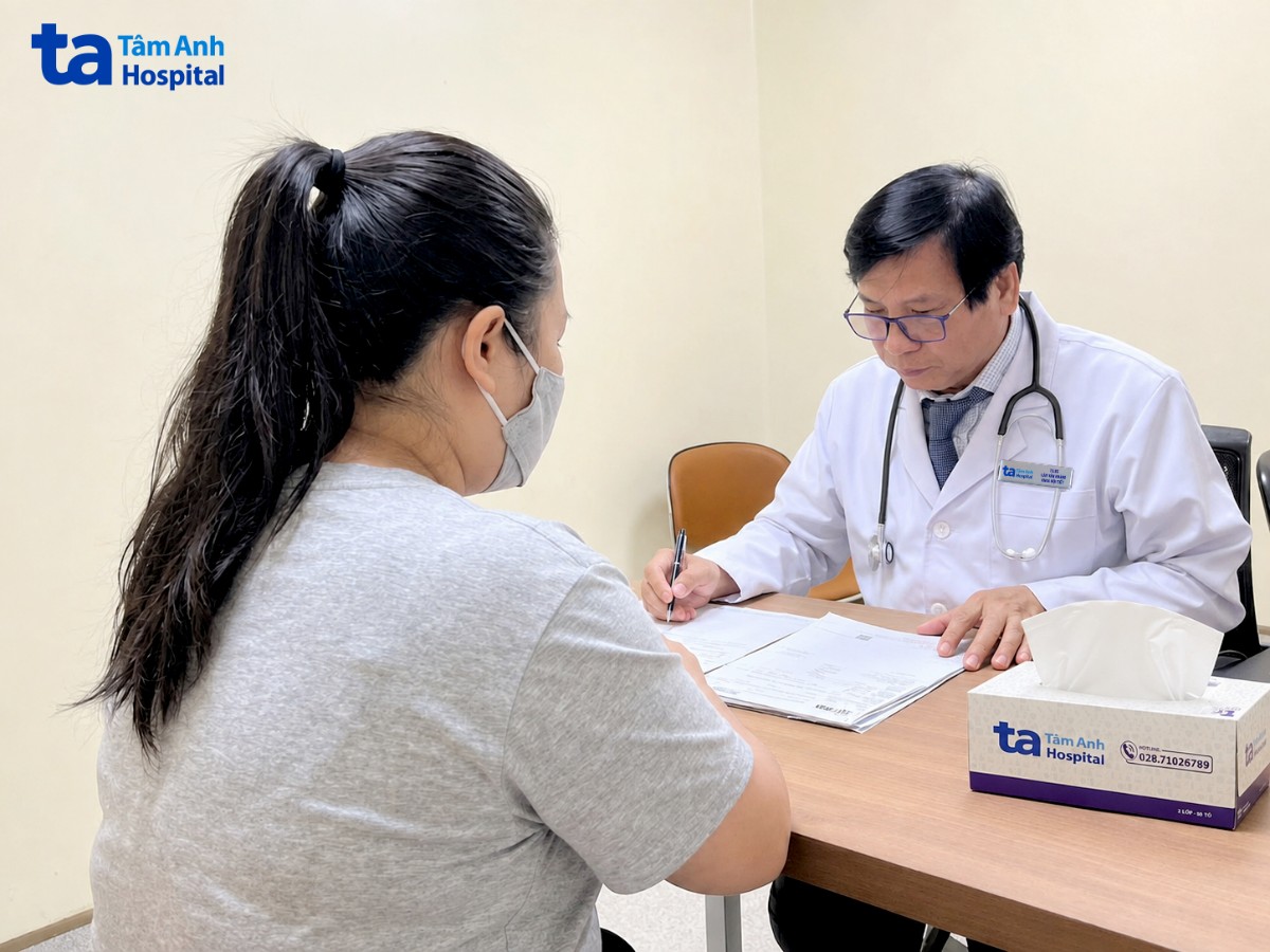 bác sĩ đang kiểm tra các chỉ số sức khỏe của chị bệnh nhân