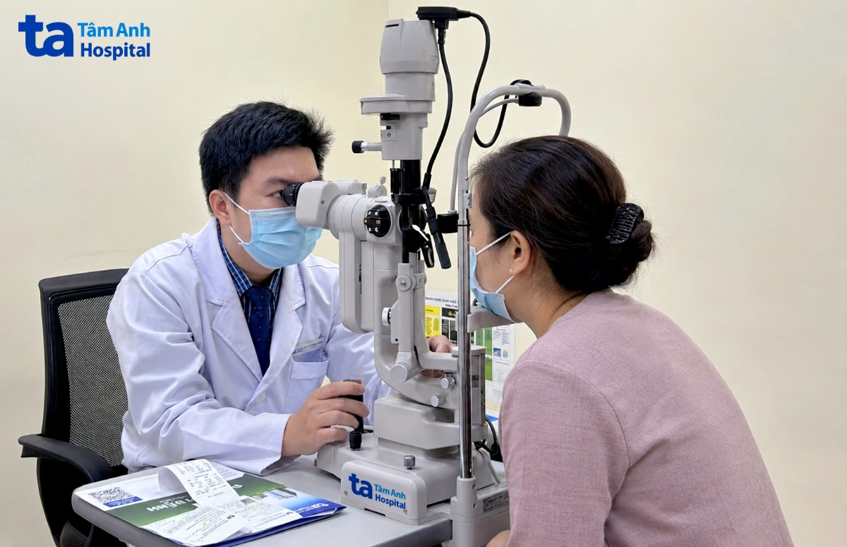 bác sĩ đang kiểm tra mắt cho bệnh nhân sau tái khám