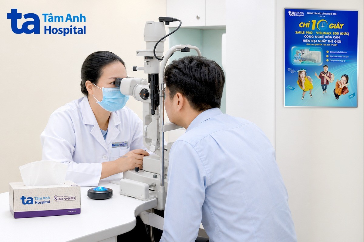 bác sĩ đang kiểm tra mắt cho bệnh nhân