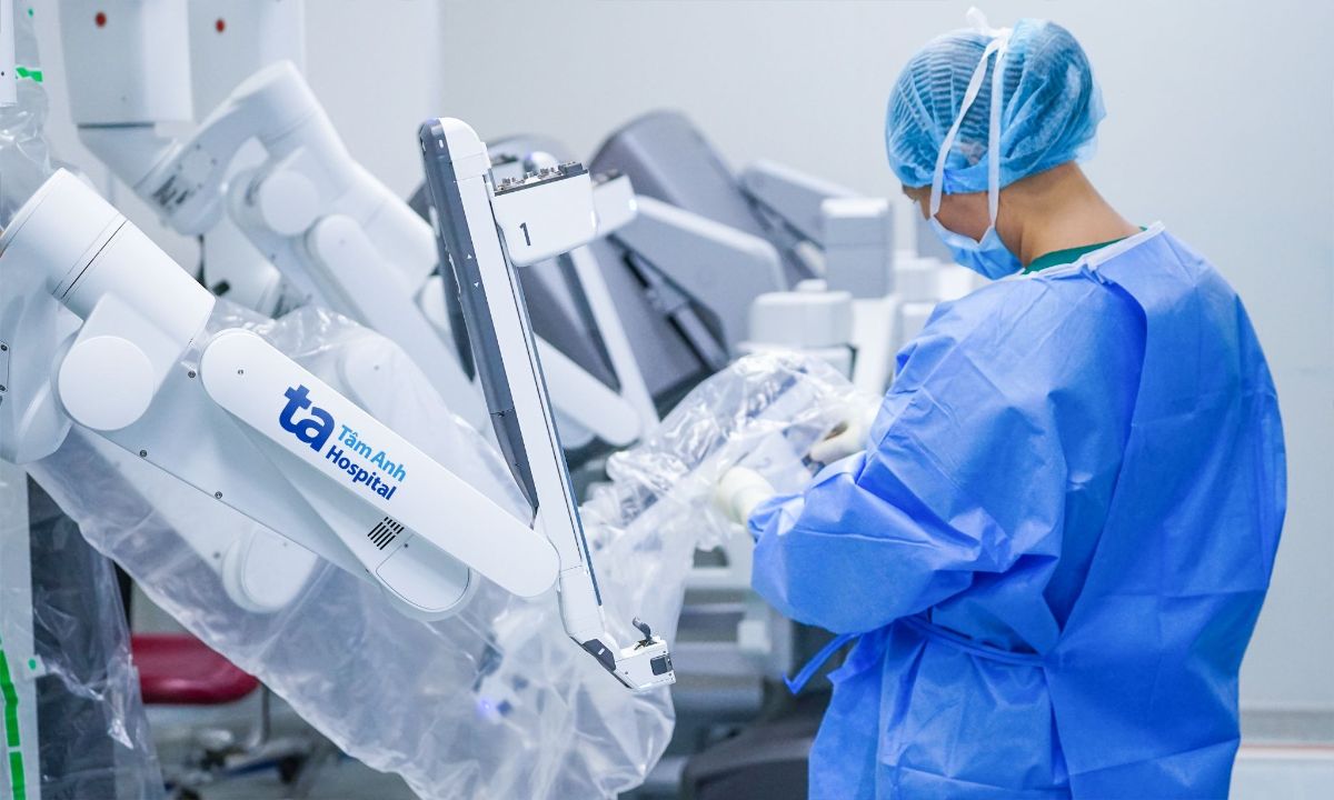 bác sĩ đang kiểm tra tay robot