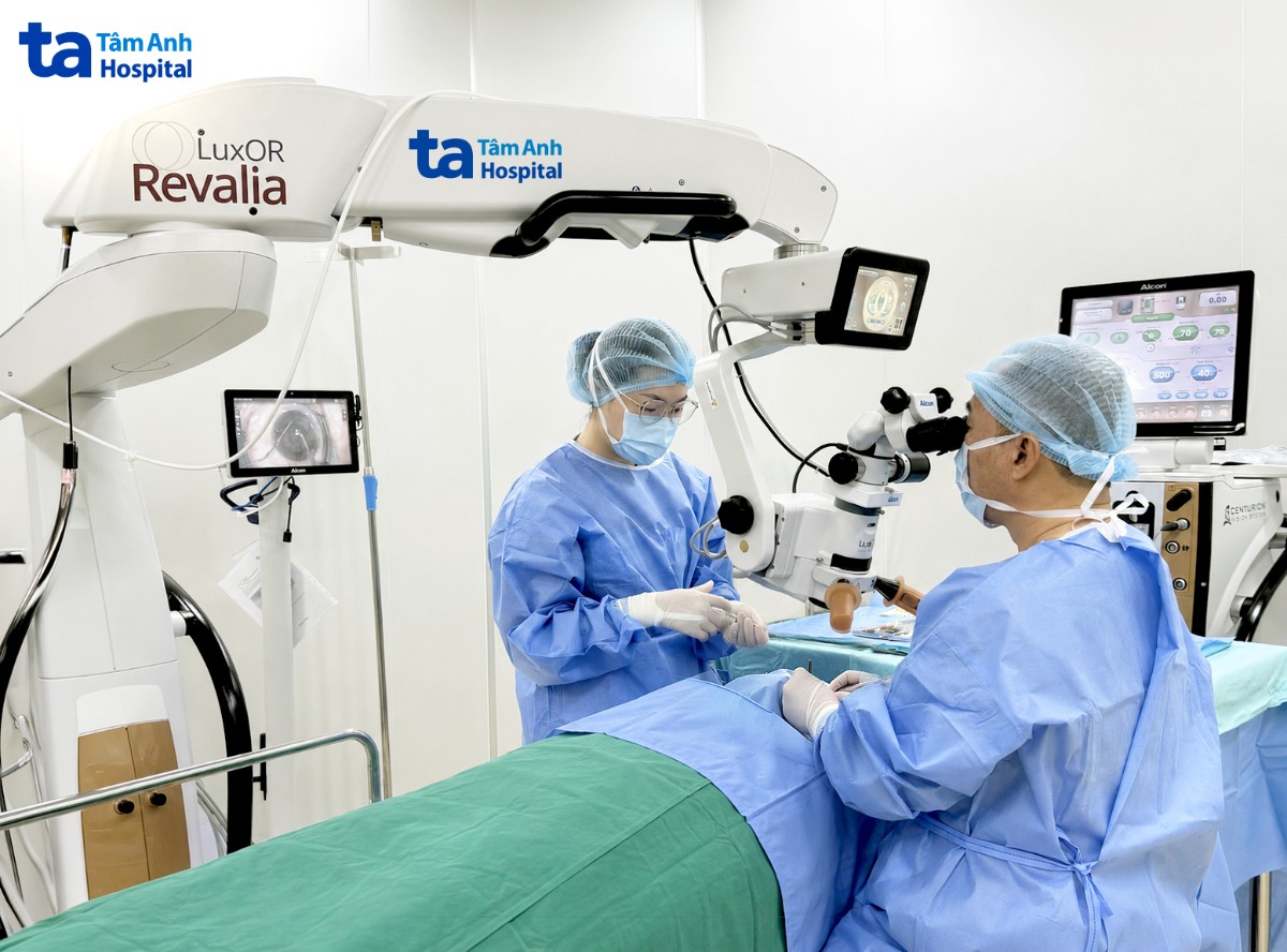bác sĩ đang phẫu thuật phaco thay thủy tinh thể cho bệnh nhân
