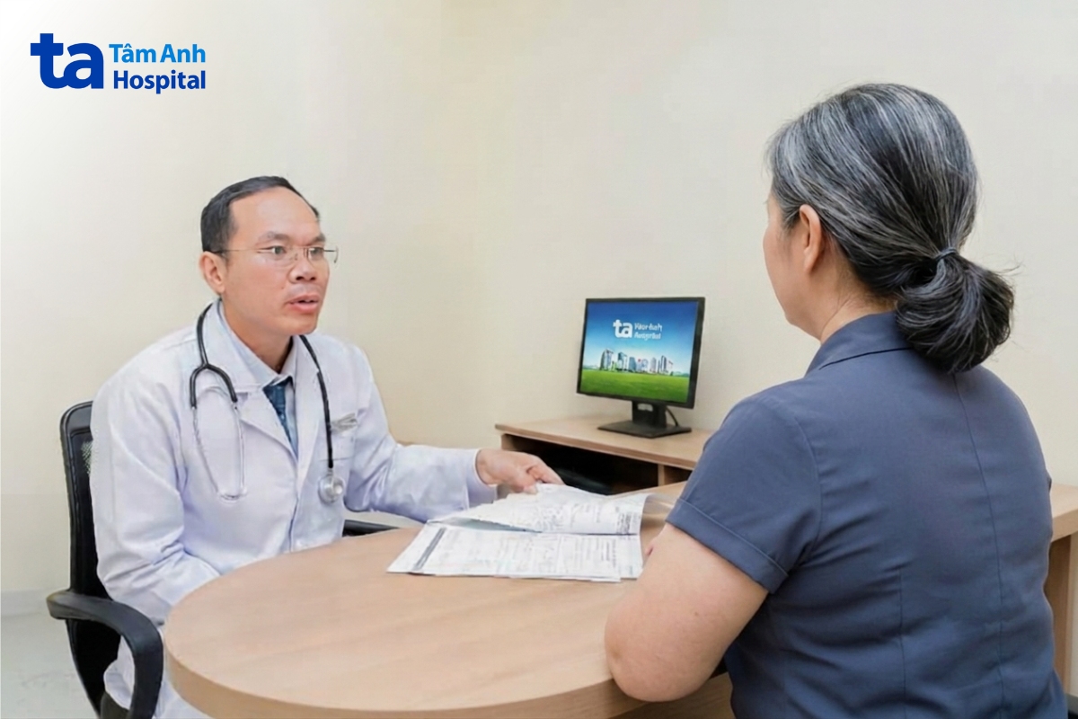 bác sĩ đang tư vấn cho khách hàng về tình trạng đường huyết