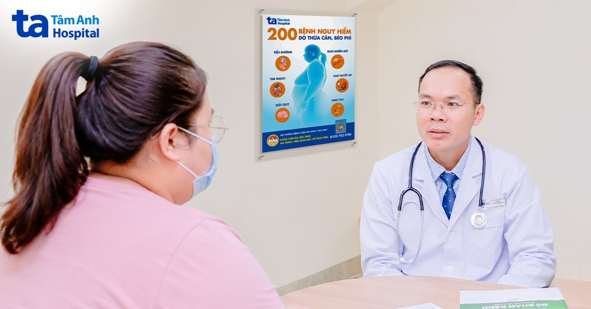 bác sĩ đang tư vấn điều trị cho bệnh nhân
