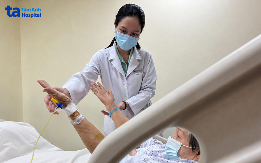bác sĩ đánh giá mức độ phục hồi sau đột quỵ