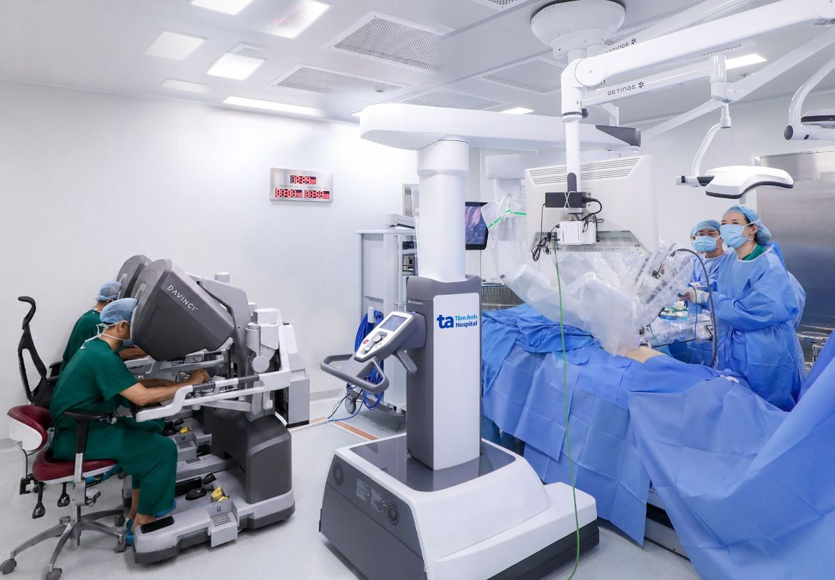 bác sĩ điều khiển 2 robot da vinci xi