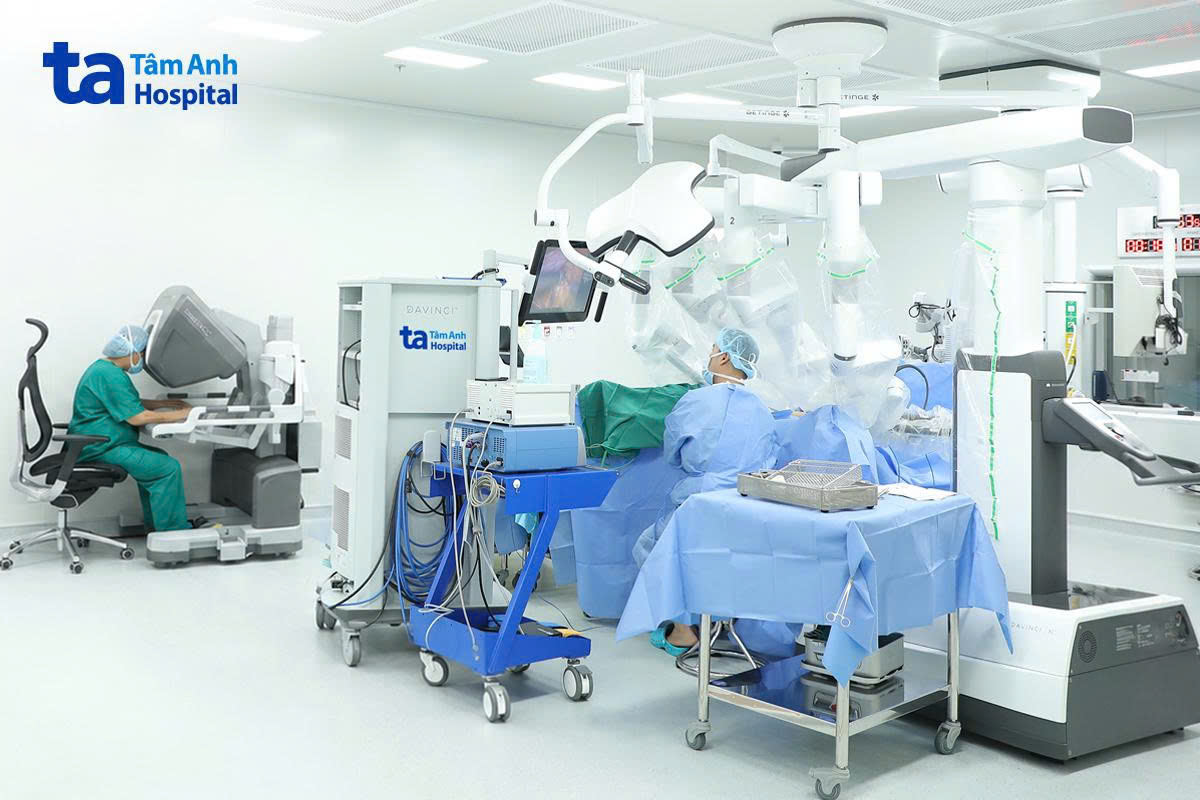 bác sĩ điều khiển robot cắt tử cung cho người bệnh