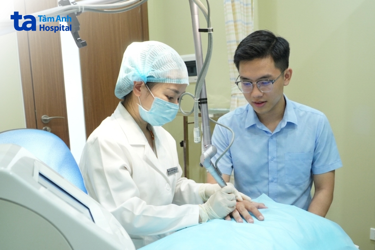 bác sĩ điều trị u mềm lây cho khác hàng