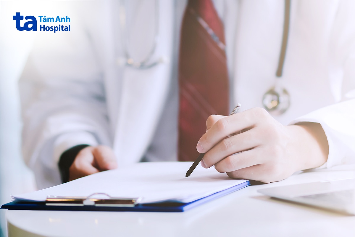 Bác sĩ chuyên khoa đọc và đánh giá kết quả xét nghiệm.
