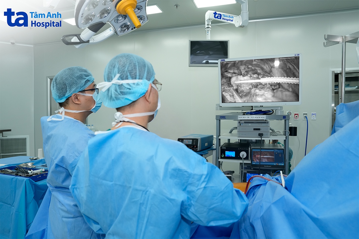 Bác sĩ Dũng (bên trái) phẫu thuật nội soi cắt u phổi cho người bệnh