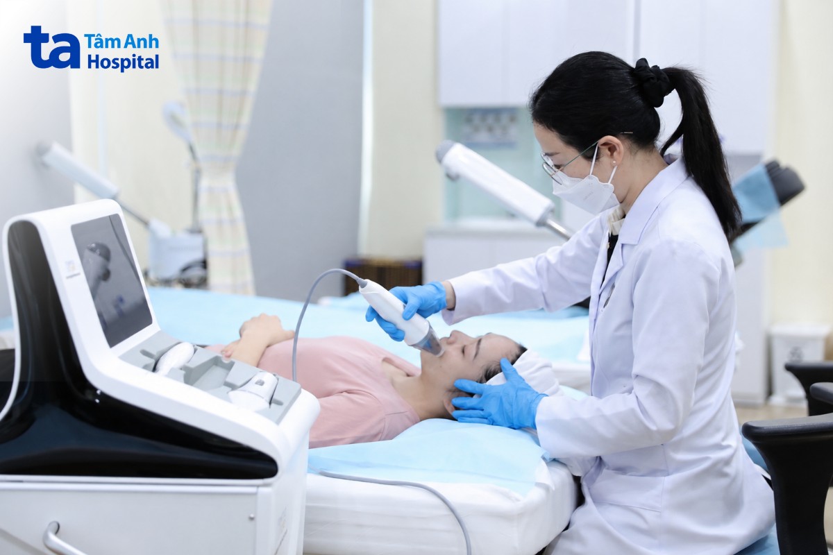 bác sĩ dung điều trị bằng máy plasma gold