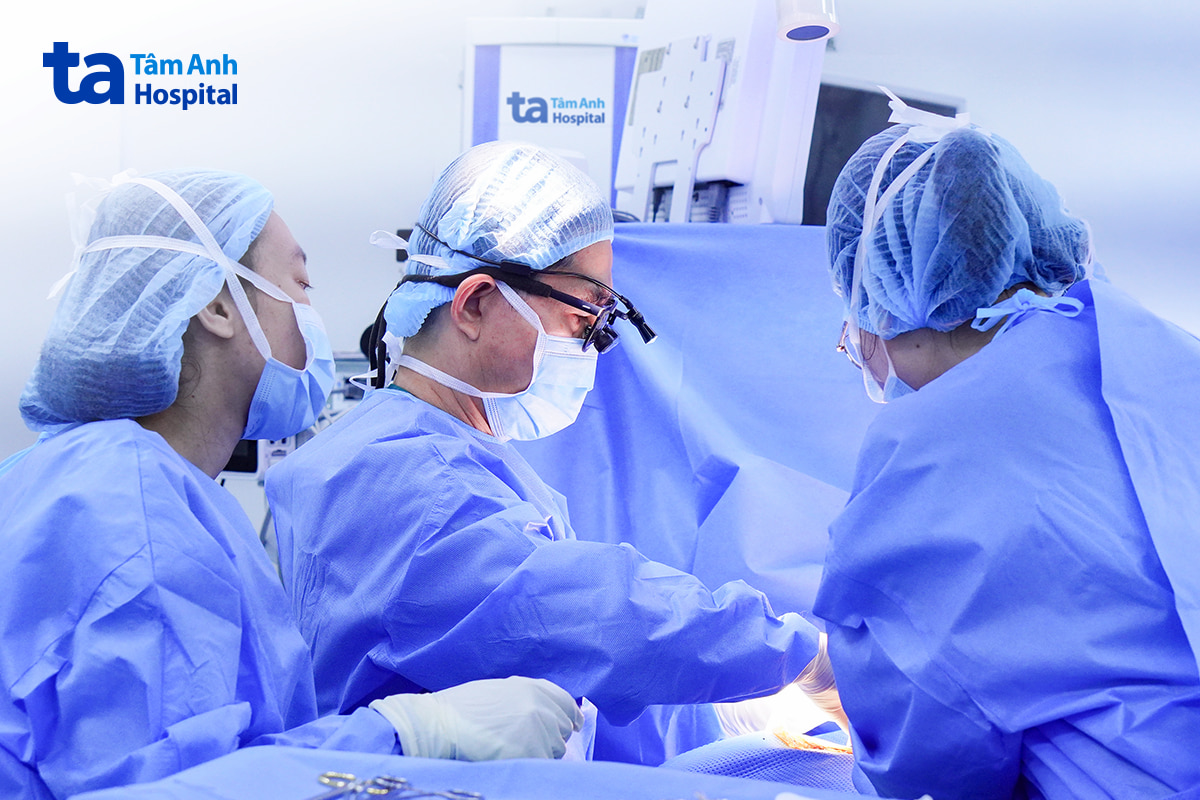 Bác sĩ Dũng (giữa) cùng ê kíp phẫu thuật bắc cầu động mạch cảnh cho bệnh nhân