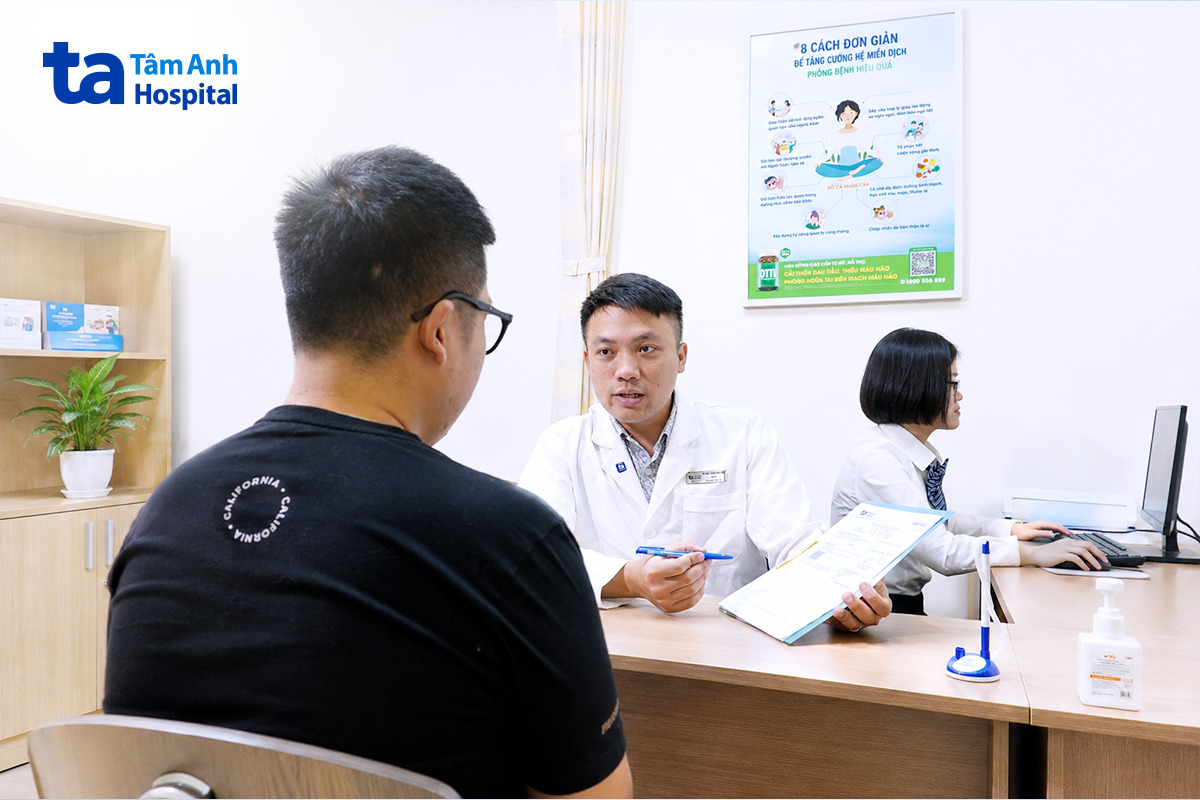 bác sĩ dương hướng dẫn với bệnh nhân