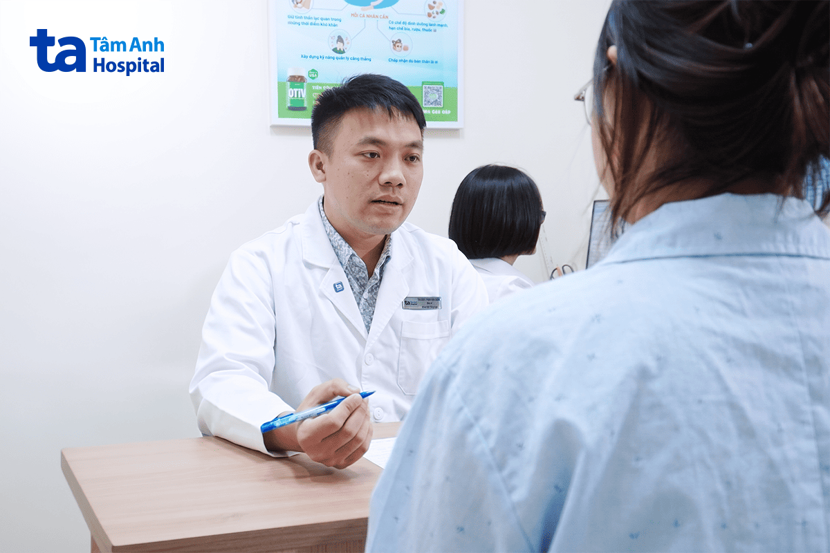 bác sĩ dương tư vấn cho chị mai trong buổi tái khám