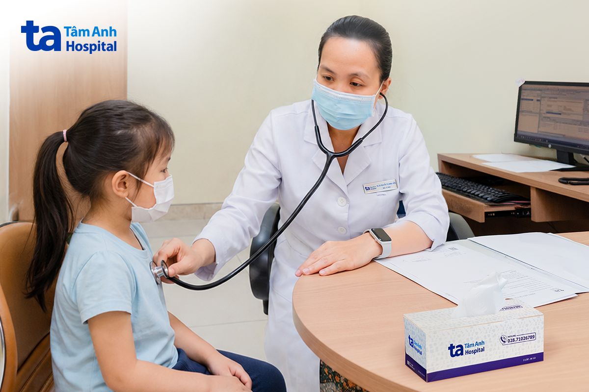 bác sĩ hiền khám sức khỏe cho bé hồng