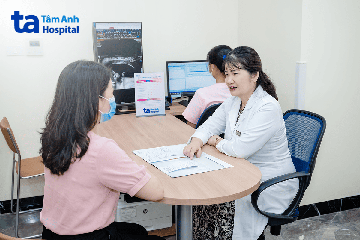 bác sĩ hồng đang tư vấn cho bệnh nhân trước phẫu thuật